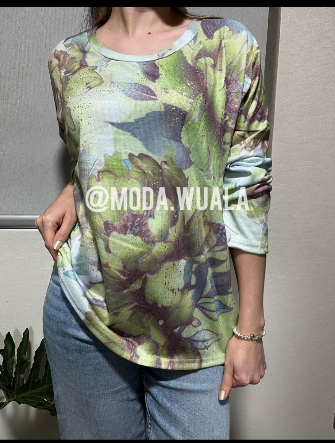 POLERA FLOR HOJAS Y DESTELLOS - VERDE